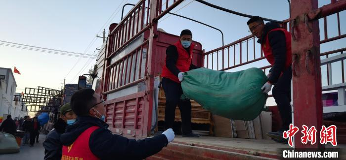 圖為志愿者幫忙搬運(yùn)家具等物資?！∥航ㄜ?攝