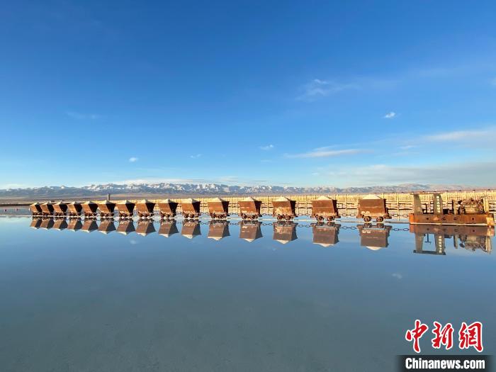 圖為小火車倒影在湖中，湖面如圖明鏡一般。　馬翔 攝