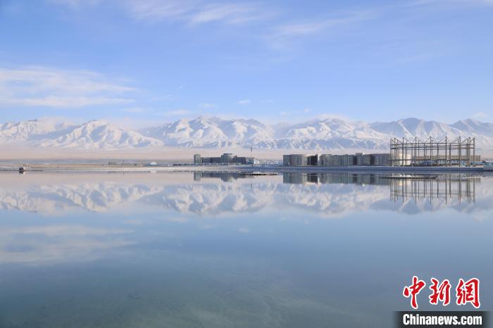 圖為鹽湖景色?！●R翔 攝