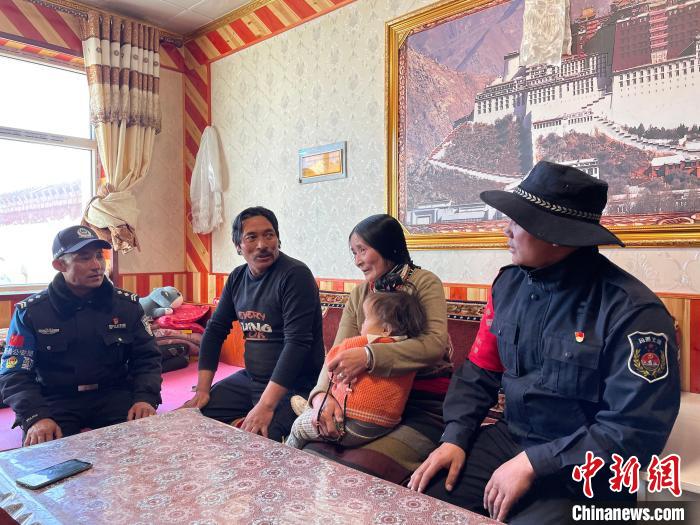 圖為派出所民警和義警入戶了解情況?！∑罾C娟 攝