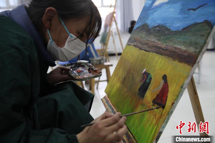 圖為學生跟著老師學習繪畫?！『F龍 攝