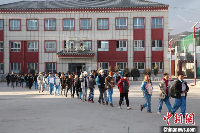 圖為瑪沁縣第一民族中學?！『F龍 攝