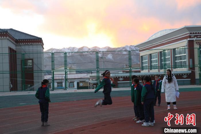 圖為學生們開展社團活動?！『F龍 攝