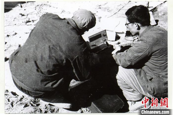 中鐵西北院科技工作者在風(fēng)火山觀測站收集儀表數(shù)據(jù)。(資料圖) 中鐵西北科學(xué)研究院供圖