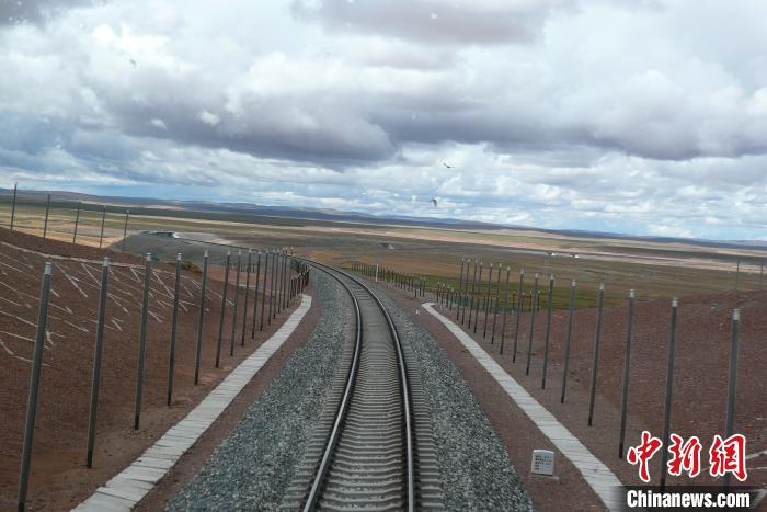 圖為熱棒技術(shù)在青藏鐵路凍土區(qū)的應(yīng)用。(資料圖) 中鐵西北科學(xué)研究院供圖