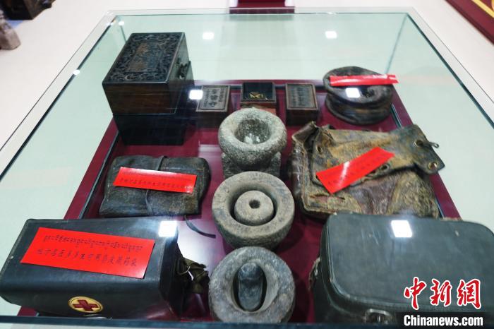 圖為藏醫(yī)傳統(tǒng)制藥石鍋石槽?！●R銘言 攝