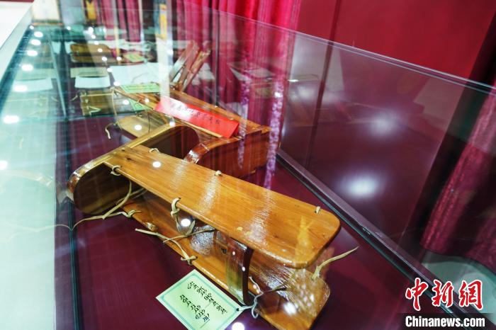 圖為藏醫(yī)外治骨科夾板?！●R銘言 攝