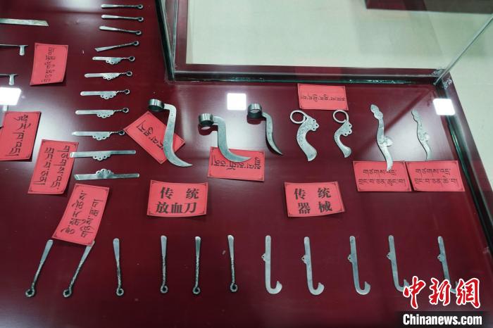 圖為藏醫(yī)古傳統(tǒng)醫(yī)療器械?！●R銘言 攝
