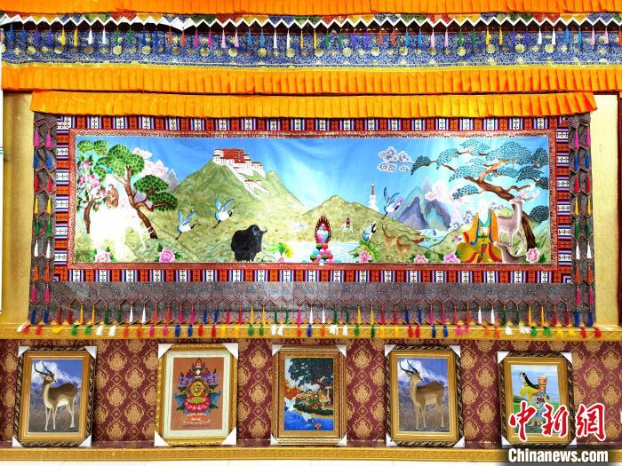 圖為藏繡作品?！∑钤鲚?攝