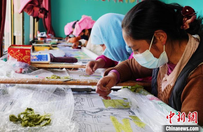 圖為繡娘正在進(jìn)行刺繡。　馬銘言 攝