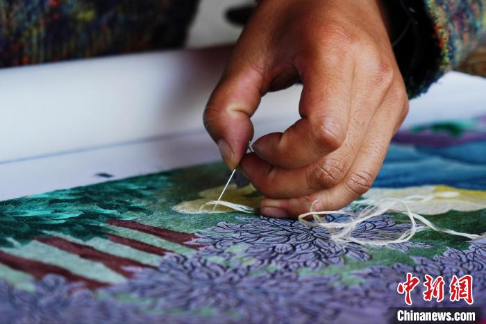 圖為“藏繡”細(xì)節(jié)圖?！●R銘言 攝