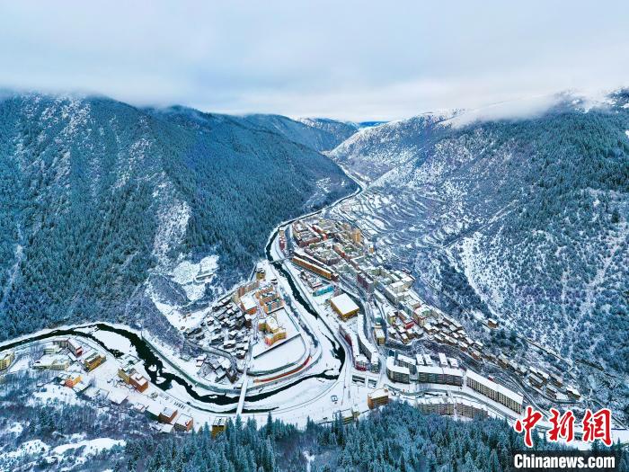 壤塘的雪后美景?！∪捞量h融媒體中心供圖