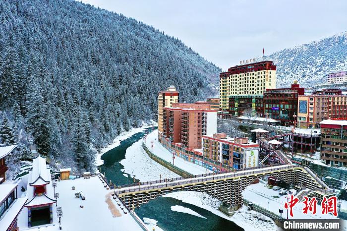 壤塘的雪后美景?！∪捞量h融媒體中心供圖