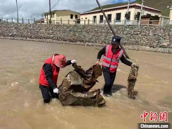 守護長江支流的青海“哈達(dá)義警”