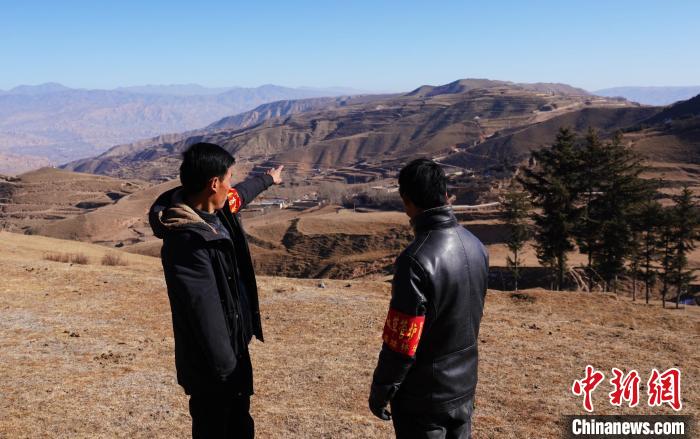 圖為桑杰加(左)和同事望向遠(yuǎn)方?！●R銘言 攝