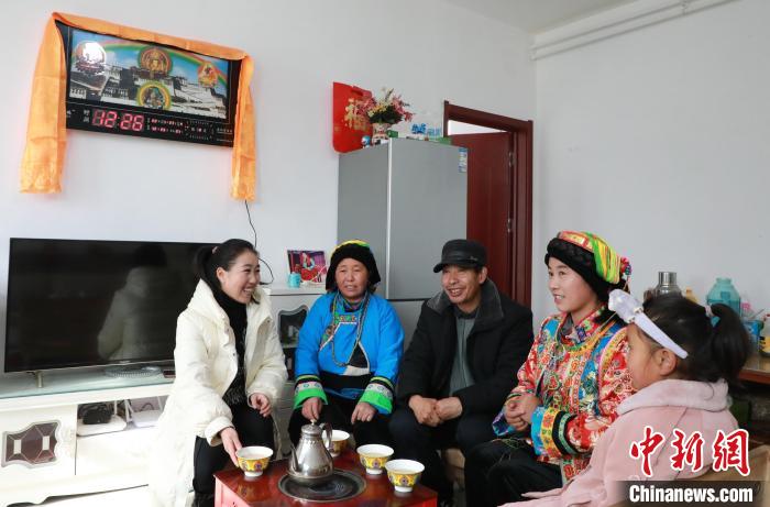 新家是兩層小樓房，一樓布置得充滿現(xiàn)代感，喝著藏式奶茶，一家人聊著今年春節(jié)怎么過?！《∷?攝