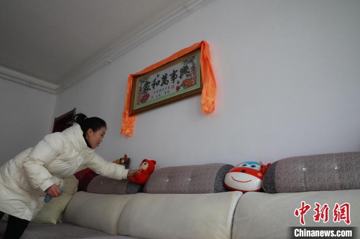 27日，春節(jié)將至，楊周馬草打掃房屋，拆洗沙發(fā)靠墊等。　丁思 攝