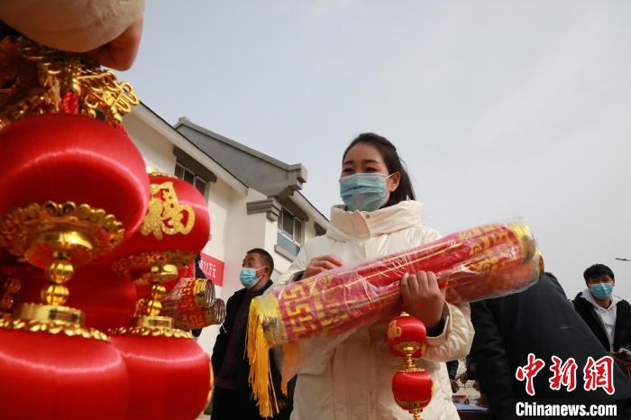 27日，蘭州新區(qū)為舟曲避險(xiǎn)搬遷移民送“春節(jié)包”，楊周馬草前往領(lǐng)取，紅色寓意來(lái)年的日子紅紅火火?！∥航ㄜ?攝