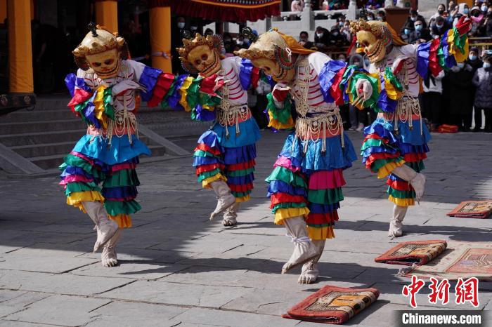 圖為塔爾寺僧侶進(jìn)行“跳欠”儀式?！●R銘言 攝