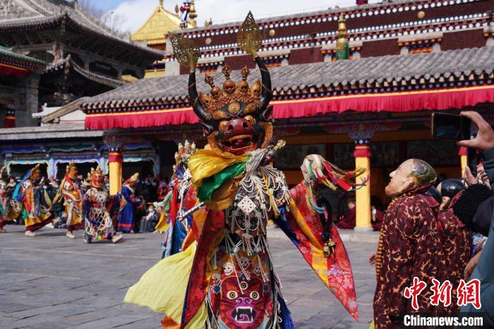 圖為塔爾寺僧侶進(jìn)行“跳欠”儀式?！●R銘言 攝