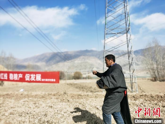 圖為藏族民眾撒種、施肥?！?zhí)砀?攝