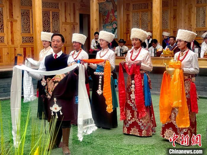 圖為“村晚”現(xiàn)場?！±钣穹?攝