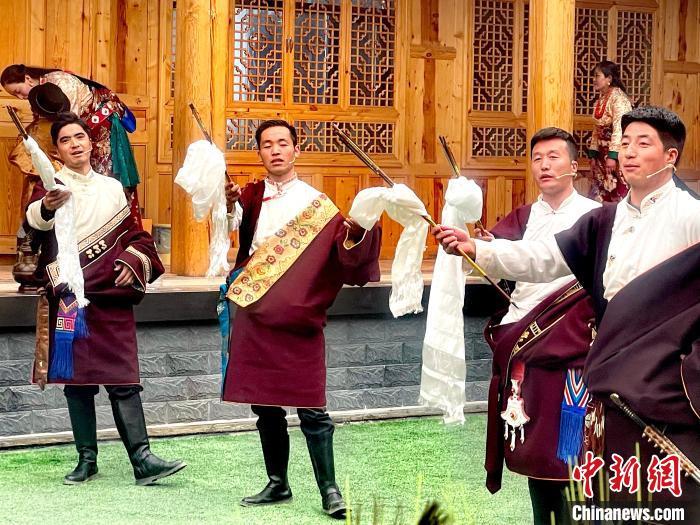 圖為藏族漢子表演節(jié)目?！±钣穹?攝