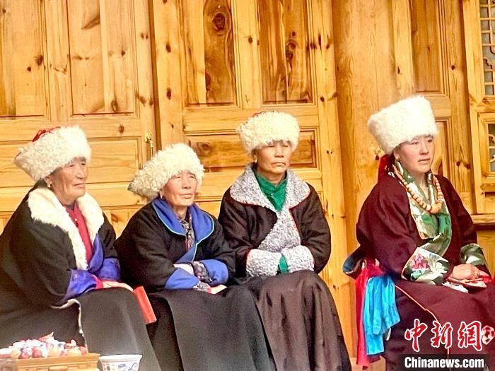 圖為藏族女性觀看“村晚”?！±钣穹?攝