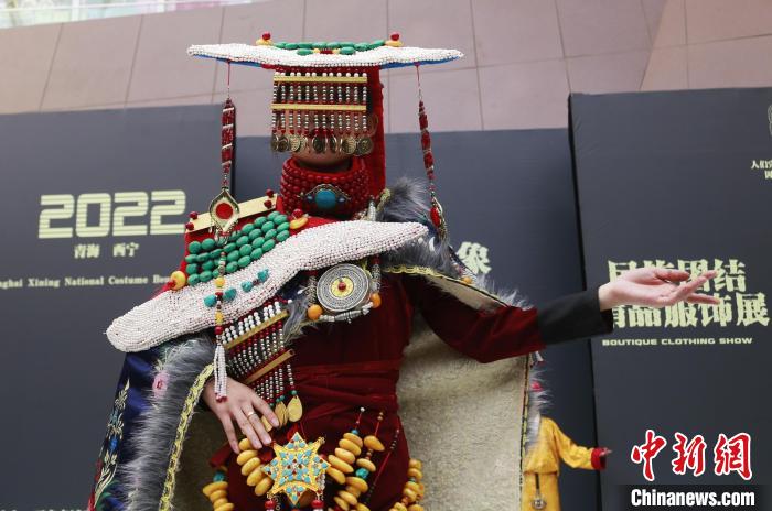 圖為模特展示藏族服飾?！●R銘言 攝