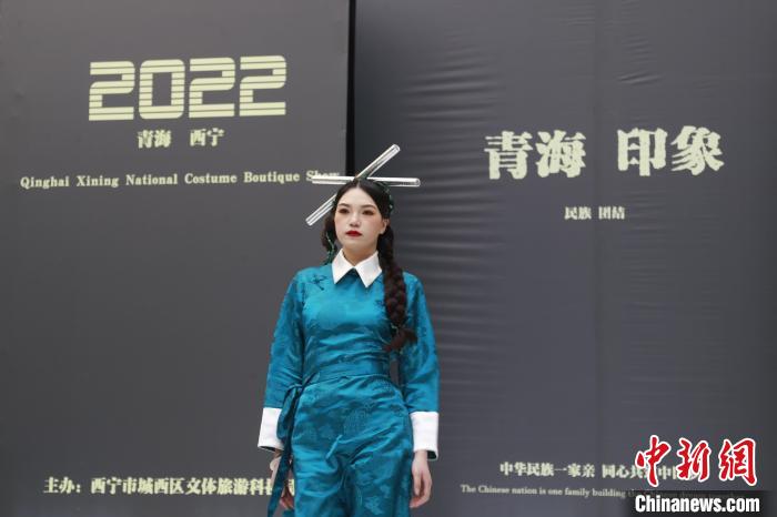 圖為模特展示少數(shù)民族服飾。　馬銘言 攝