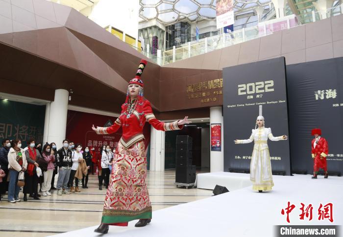 圖為模特身穿民族服飾進(jìn)行走秀?！●R銘言 攝