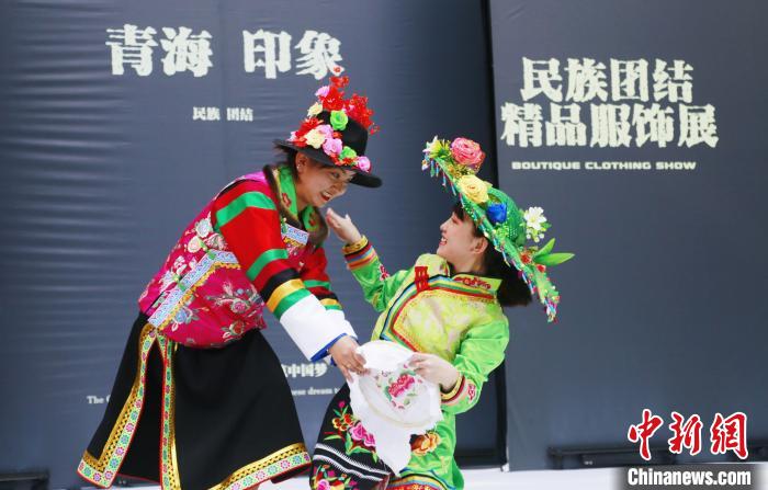 圖為模特身穿土族服飾進(jìn)行“土族刺繡”表演。　馬銘言 攝