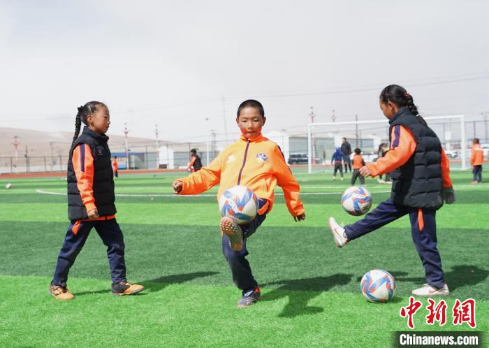 圖為孩子們進(jìn)行顛球訓(xùn)練?！●R銘言 攝