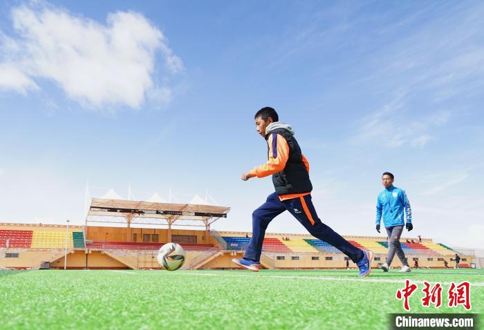 圖為一名男孩運(yùn)球射門?！●R銘言 攝