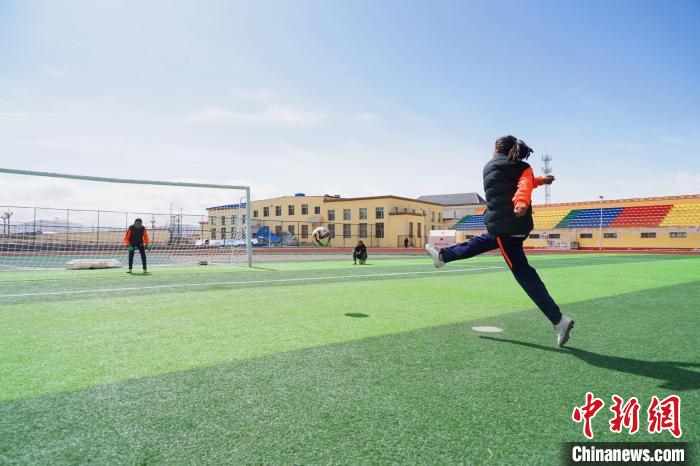 圖為一名女孩進(jìn)行射門訓(xùn)練?！●R銘言 攝