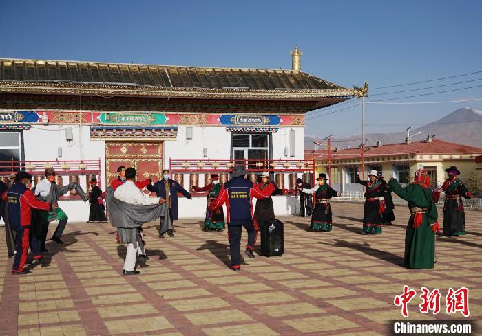 圖為老人們飯后跳起歡快的鍋莊舞蹈?！●R銘言 攝