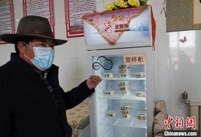 圖為敬老院院長(zhǎng)德高介紹，老人們的三餐均有留樣記錄?！●R銘言 攝