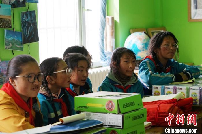 圖為學(xué)生正在認(rèn)真聽生態(tài)課?！●R銘言 攝