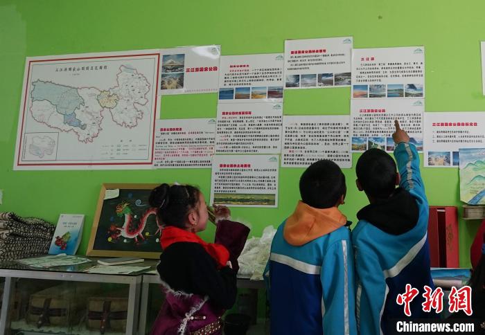 圖為學(xué)生在生態(tài)課堂上了解三江源國(guó)家公園知識(shí)?！●R銘言 攝