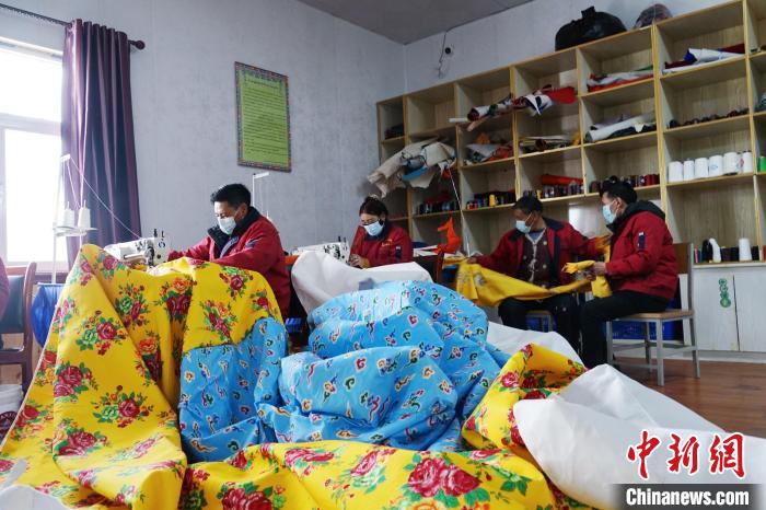 圖為工人們正在制作帳篷?！●R銘言 攝