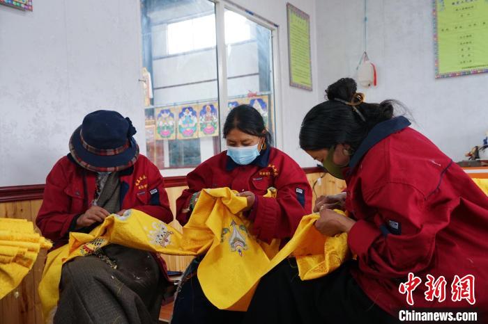 圖為工人正在制作哈達(dá)?！●R銘言 攝