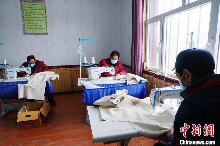 圖為員工正在制作藏服。　馬銘言 攝