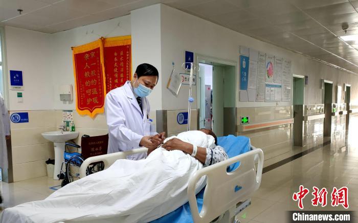 柴達木盆地的援青醫(yī)生:多做好事善事