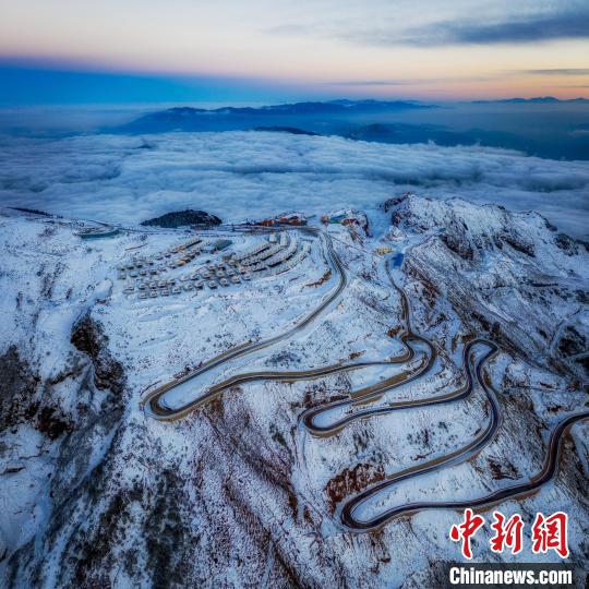 雪后的牛背山山頂和崎嶇的公路?！±顒P 攝