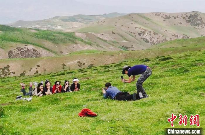 圖為民眾在草原留影?！⑿憔?　攝