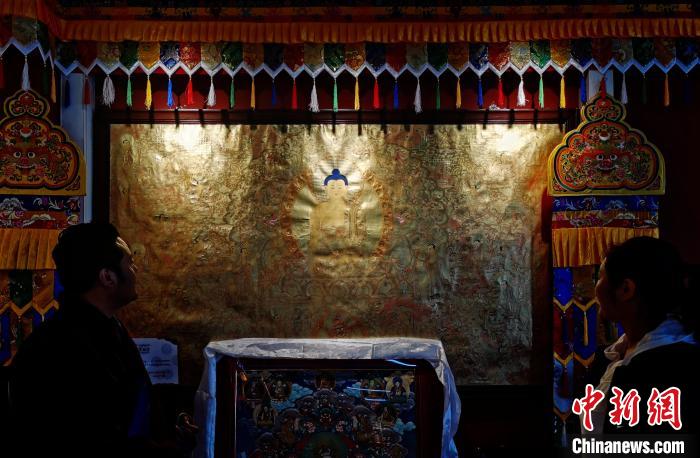 圖為使用金汁創(chuàng)作的金唐?！?zhí)砀?攝