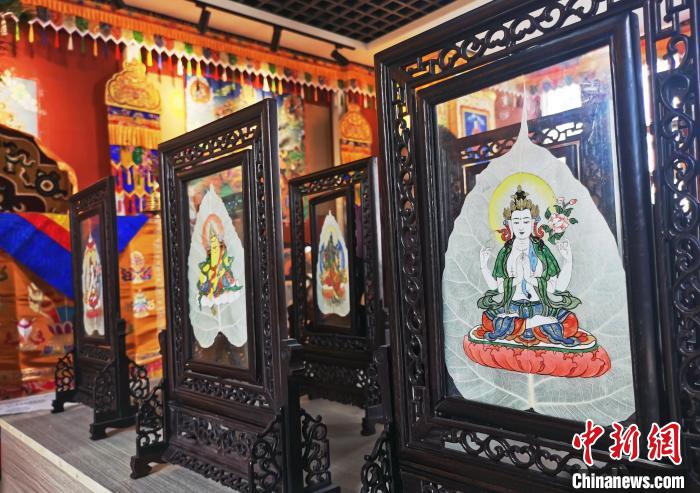 圖為久美尖措創(chuàng)作的藝術(shù)品?！?zhí)砀?攝