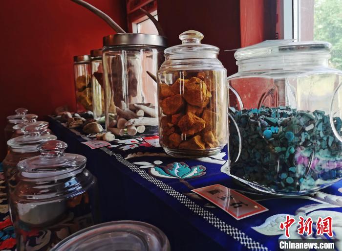 圖為唐卡繪畫礦物顏料展示?！?zhí)砀?攝