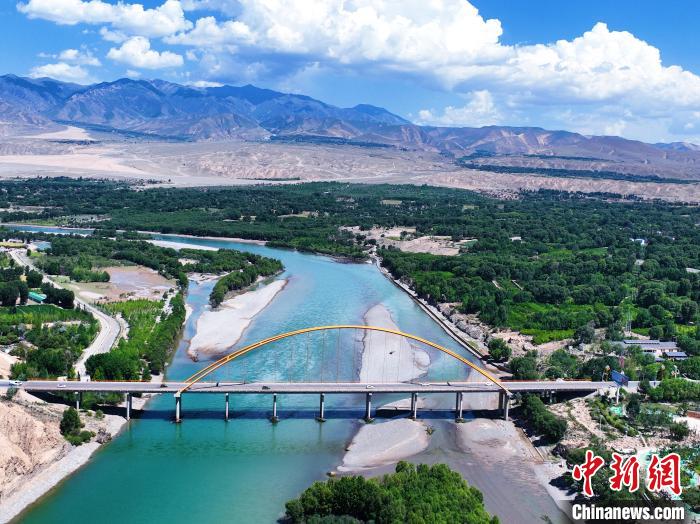 航拍貴德縣黃河岸畔綠意盎然?！●R銘言 攝