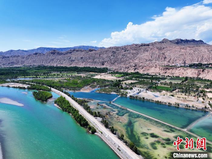 航拍貴德縣黃河岸畔綠意盎然?！●R銘言 攝